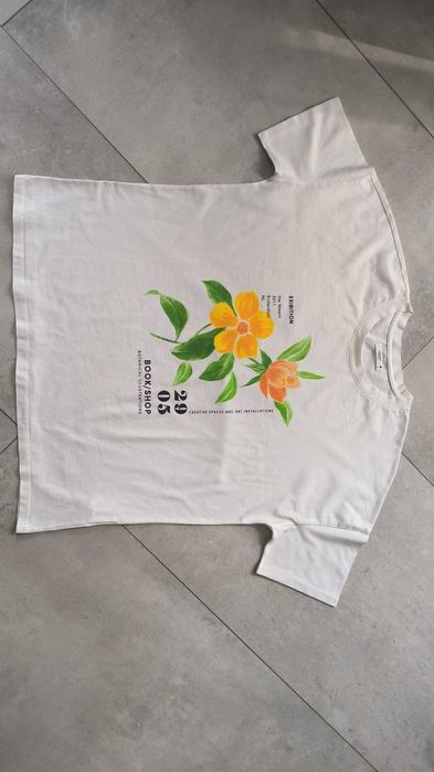 T-shirt oversize z kwiatami