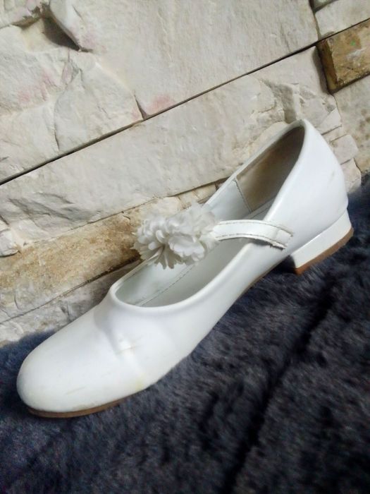 Piękne buty na komunię bądź ślub