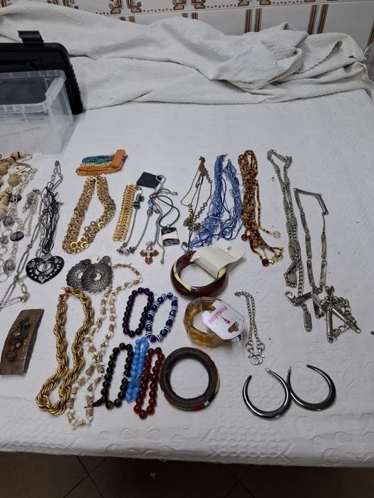 Lote de bijuterias 50 peças