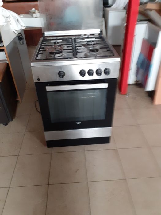 Fogao Inox marca Beko modelo  60cm,tem 4 queimadores e grelhador a gaz