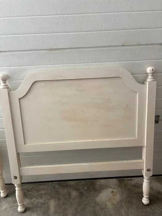 Estrutura de cama antiga branca