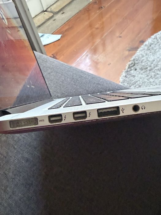 Macbook Pro
• Core i7 - 2.2GHz
• 256 GB
• RAM 16GB
• 15-inch