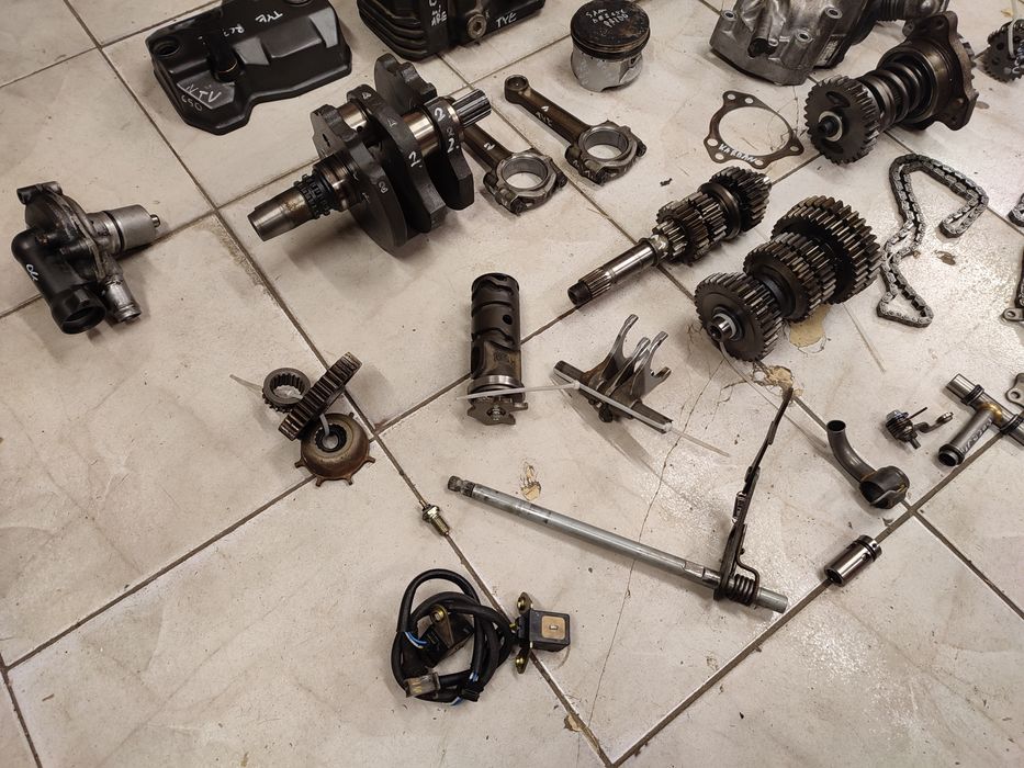 Honda NTV 650 silnik części wał cylinder głowica skrzynia ślizg wałek