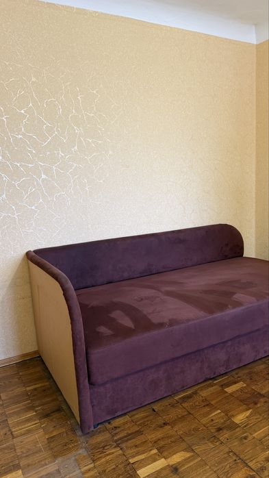 Диван бордовий в гарному стані