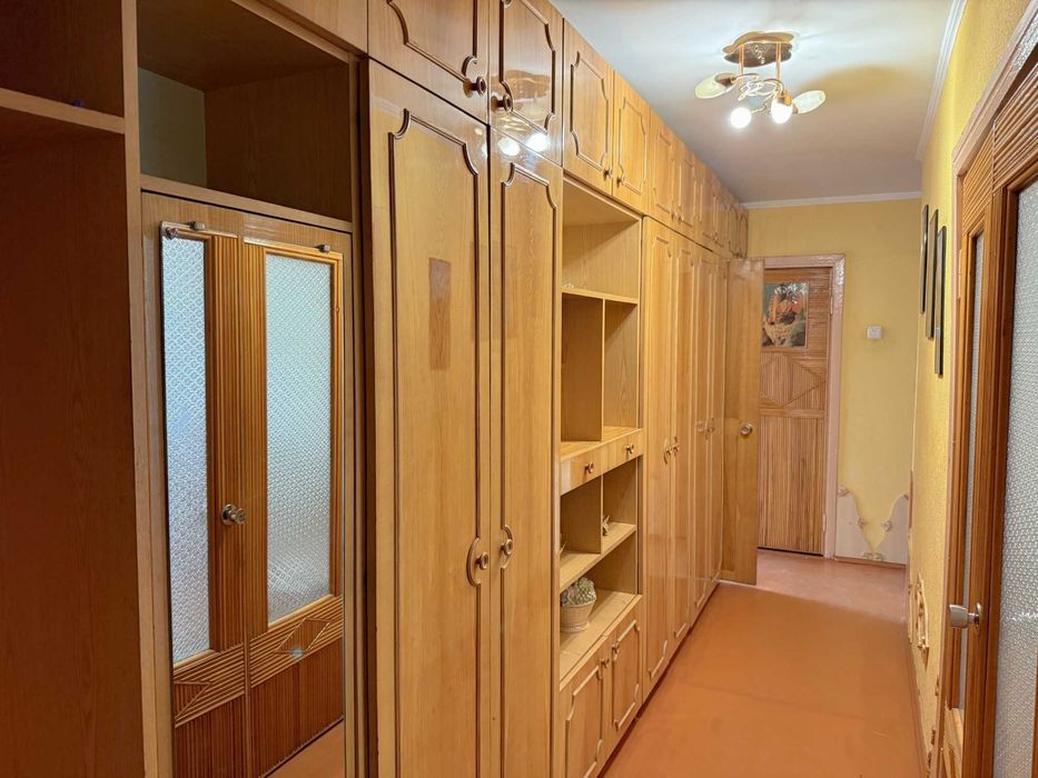 Продам 3-кімнатну квартиру в цегляному будинку.  вул.Міцкевича, 5