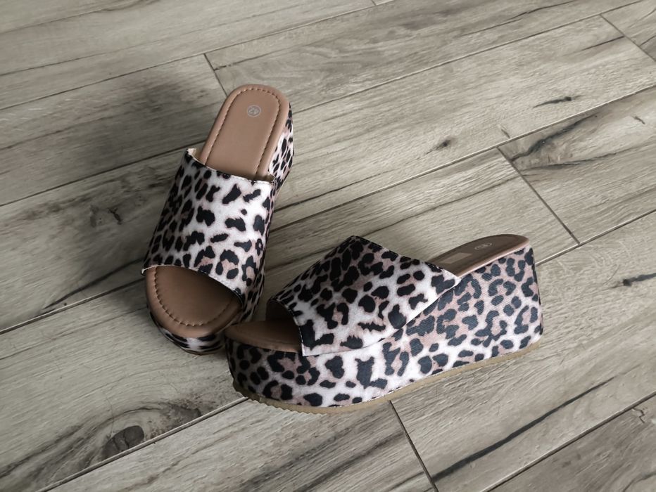 Klapki na koturnie w panterkę 41 nowe