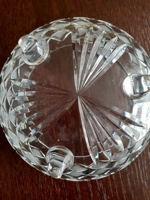 Kryształowa  bombonierka na trzech nóżkach z czasów PRL