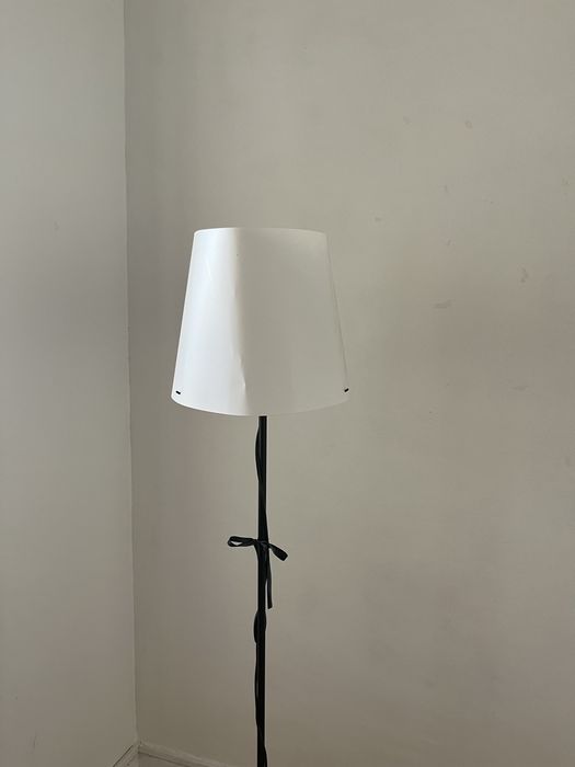 Candeeiro de pé alto preto em ferro - abajur substituível