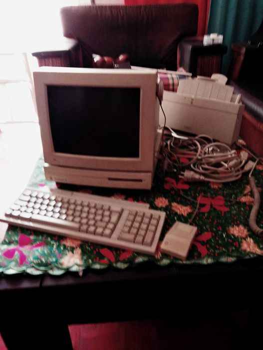 Macintosh LC II + impressora + microfone + teclado + monitor + rato