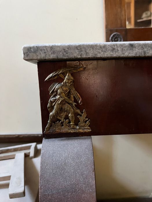 Aparador antigo com espelho alto, estilo Império.