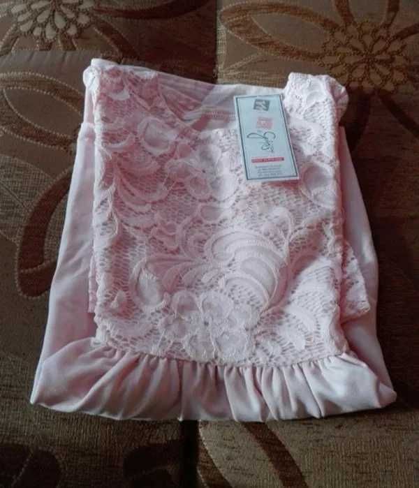 Sukienka z koronkowymi rękawami