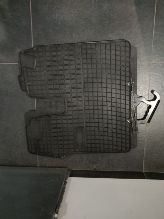 Dywaniki samochodowe gumowe.