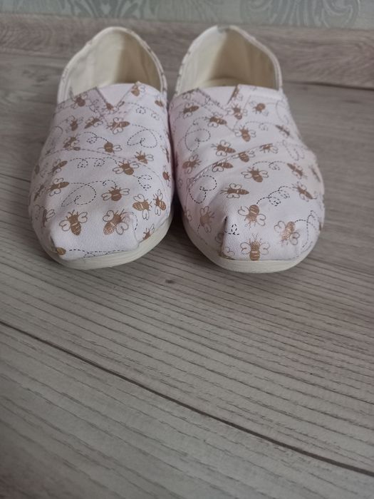 Продам слипоны TOMS
