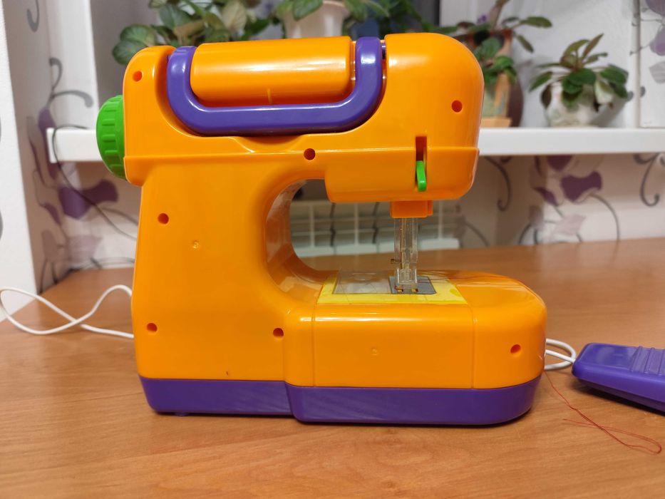 Детская швейная машинка. На батарейках. Рабочая.