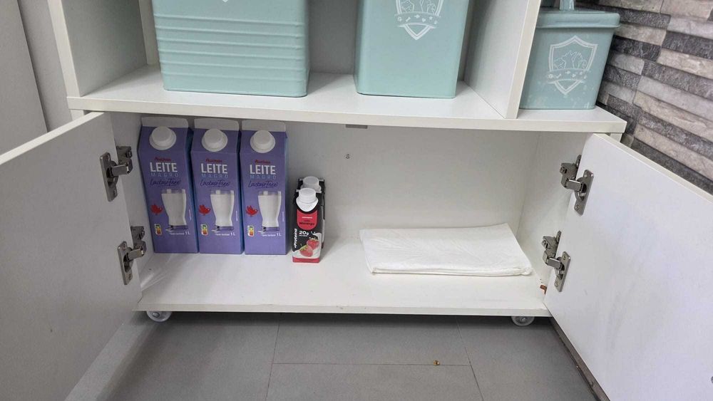 Estante para livros com portas em zig zag com rodas