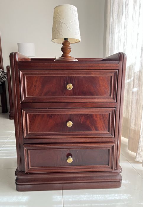Mesa de cabeceira em mogno