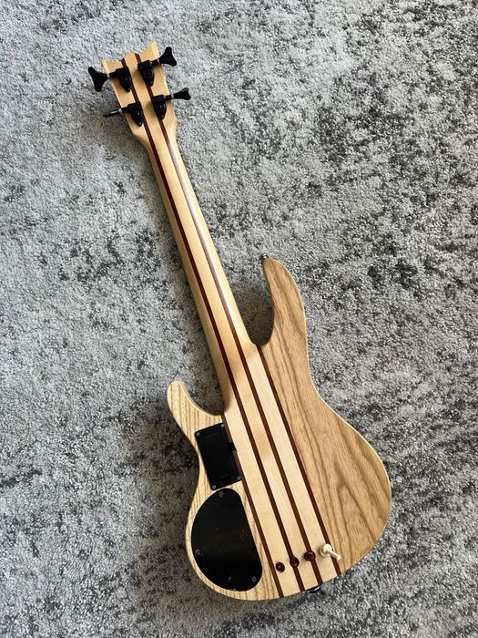 Mahalo Solid Ukulele Elektryczne Basowe z przetwornikiem i futerałem