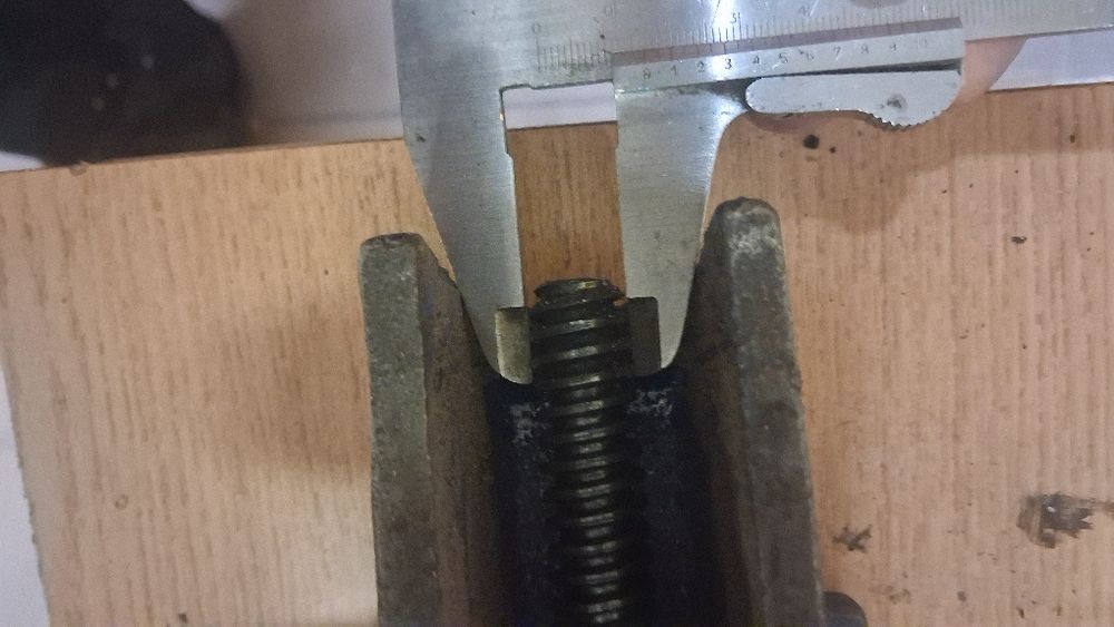 Imadło żeliwne uszkodzone