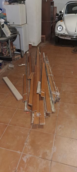 Rodapé de madeira usado em bom estado