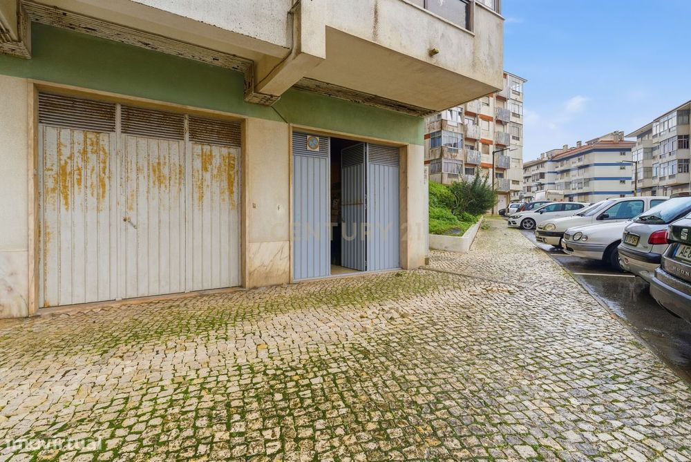 Venda de garagem, para duas viaturas com saída direta para a rua — Agualva E Mira-Sintra, Lisboa