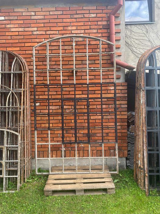 Stare  łukowe okna  żeliwne