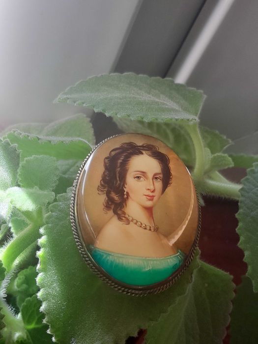 Bizuteria brosze malowane na masie parłowej