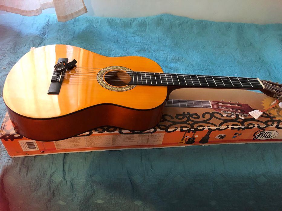 Guitarra Nova ainda em caixa com o selo de compra