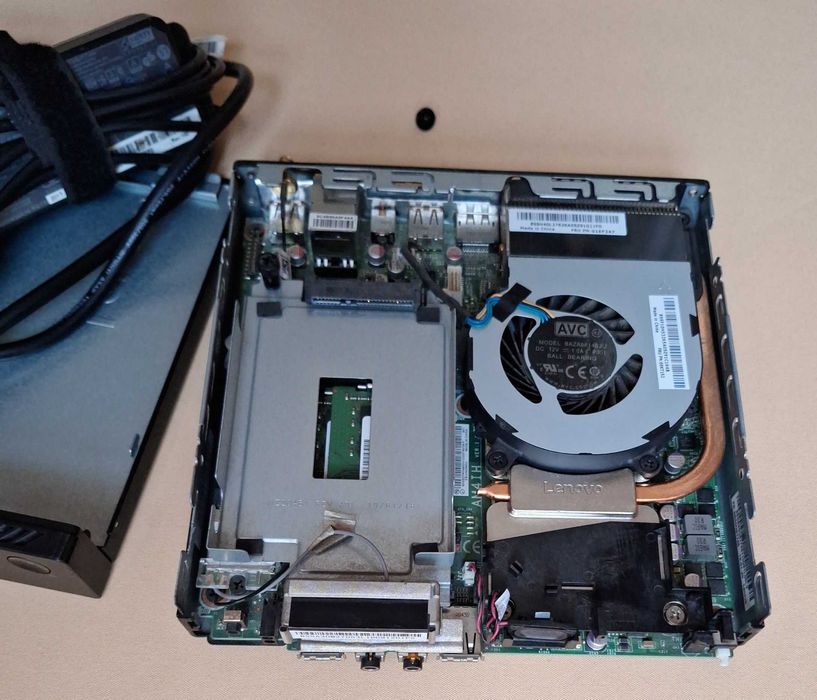 Mini komputerek Lenovo M715q Tiny procesor Ryzen 3 2200GE z WiFi