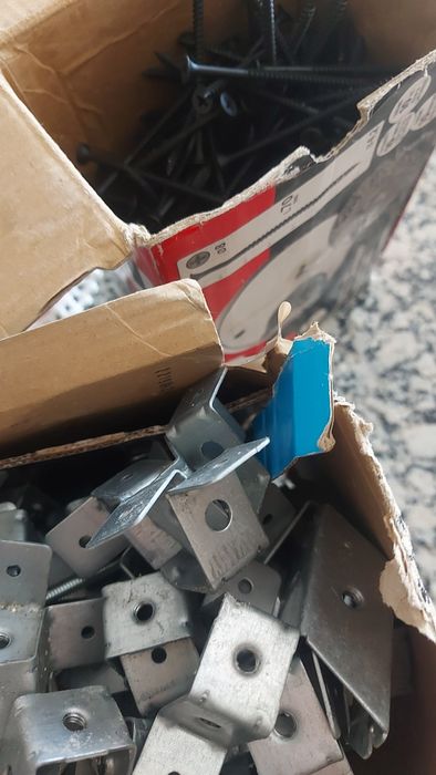Vendo estas 2 caixas com estes artigos  por não estar a usar
