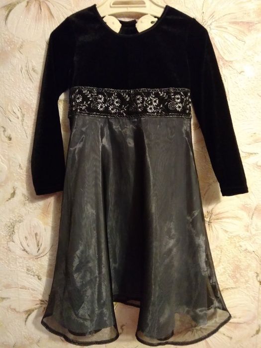 Продам черное нарядное платье (рост 98 см)