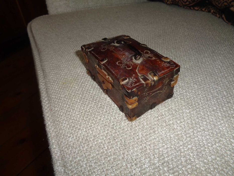 Pequeno Baú em Casco de Tartaruga - Assinada