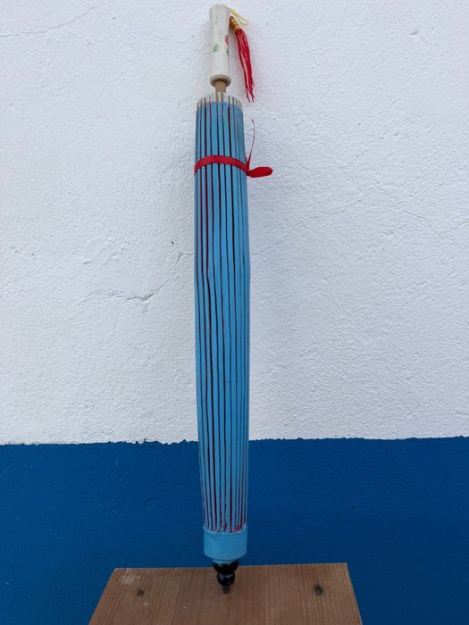 Sombrinha chinesa com estrutura em madeira