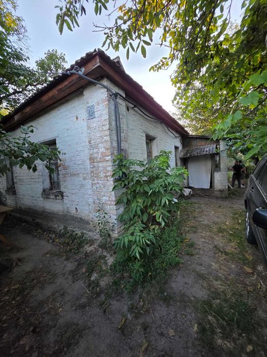 Продається половина приватного будинку із земельною ділянкою