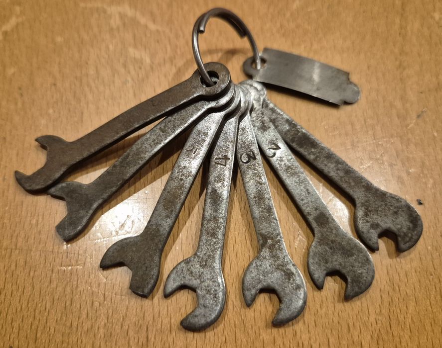 Zabytkowy  miniaturowy zestaw kluczy płaskich PRL brelok gadżet