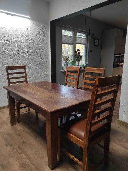 Stół z drewna tekowego i krzesła kolonialne