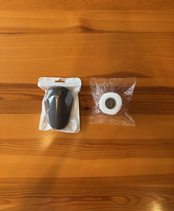 Ochraniacze piłkarskie i taśma podtrzymująca ochraniacze