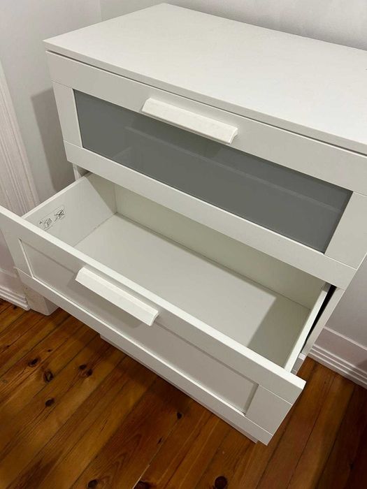 Cómoda IKEA Brimnes 4 Gavetas | Branca/Vidro Fosco