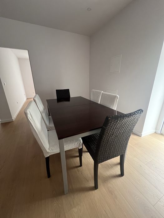 Mesa extensível e cadeiras com forras. (Brancas e de ganga)