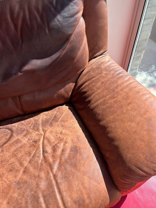 Sofá castanho de pele
