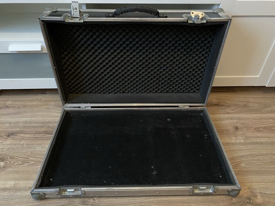 Case pod multiefekt
