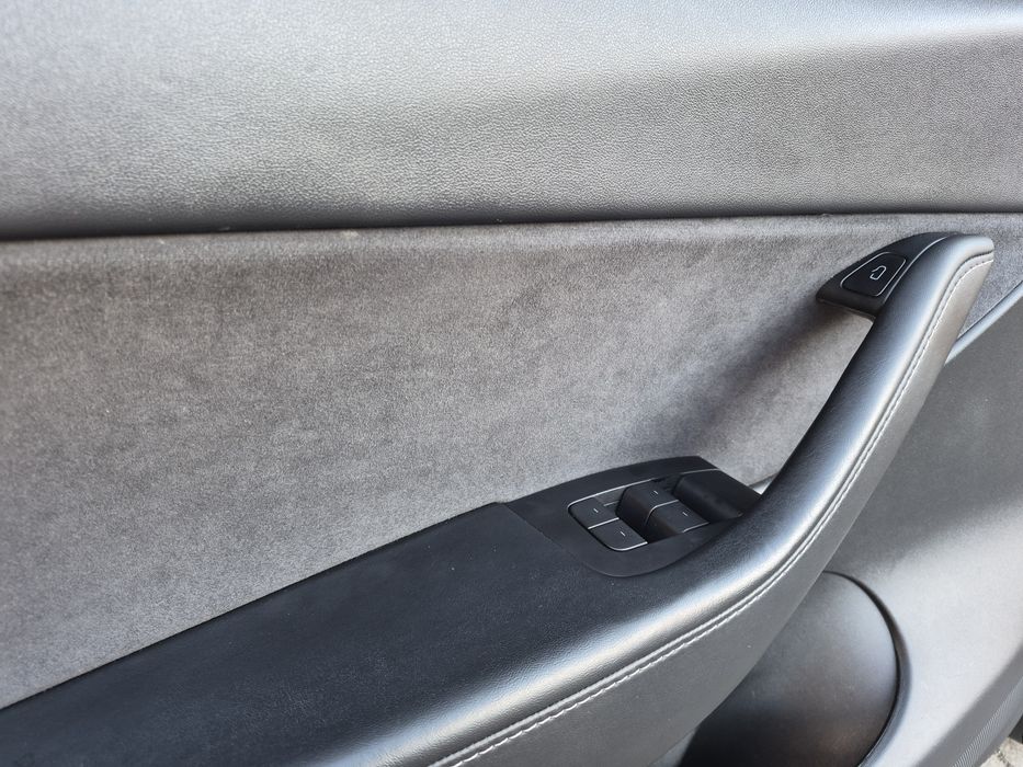 Tesla Model Y дверні карти в ідеальному стані