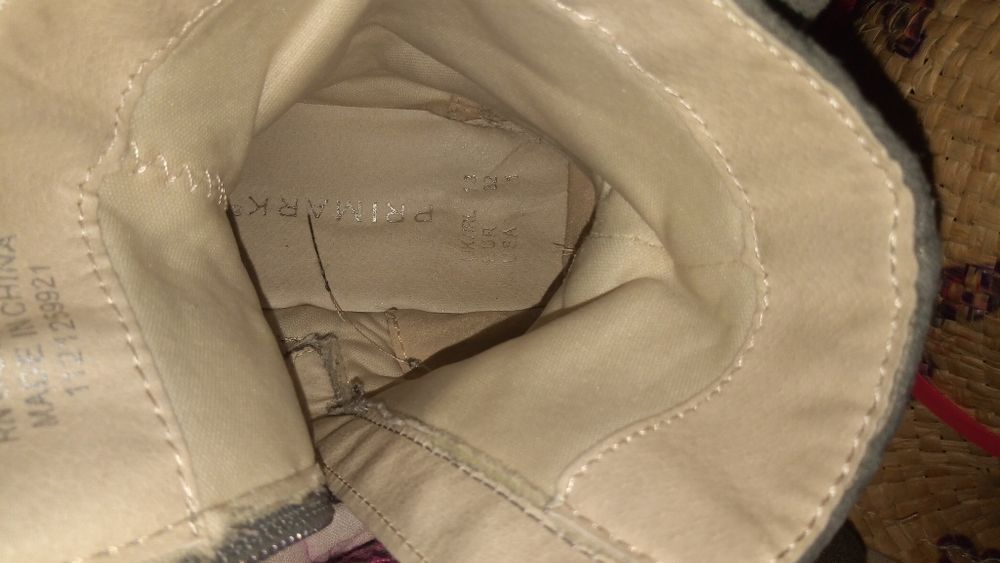 Roupa, chapéus e calçado