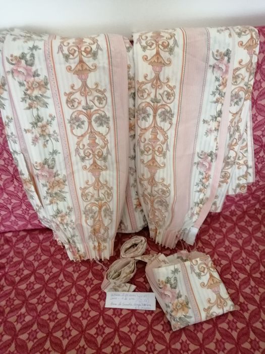3 Drawer Pulls + 2 Large Curtains €25
