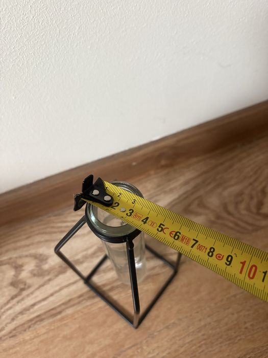 Wazon probówkowy w czarnej geometrycznej ramce