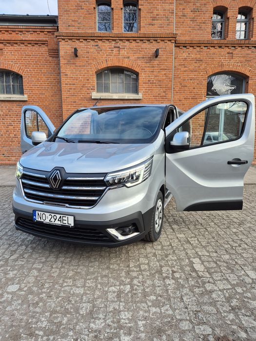 Wynajem busa NOWY 9 osobowy Renault Trafic