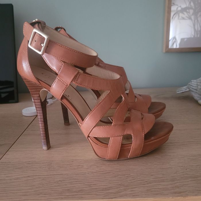 Sandały na obcasie Guess 38