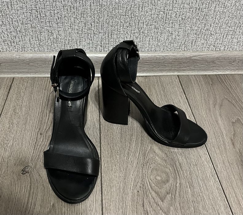 Чорні шкіряні босоніжки на каблуку