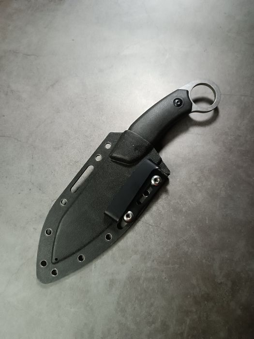 Тактический фиксированный нож с черной рукоятью и кольцом