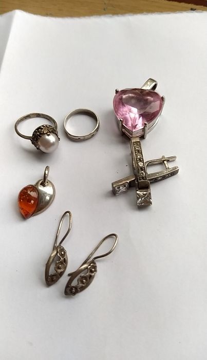 Срібні прикраси.