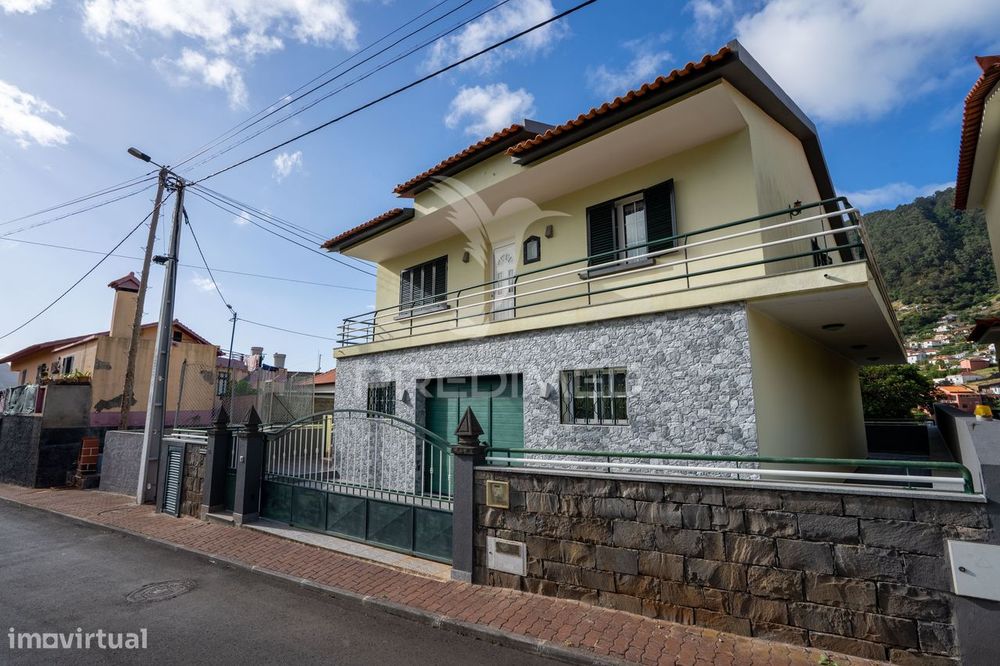 Moradia T3 em Machico com terreno 1180m2 e garagem para 6 carros